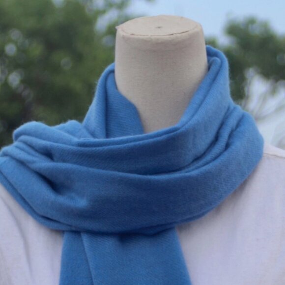 PIAGET EXCLUSIVE VIP GIFT CASHMERE SCARF MADE IN FRANCE BLUE. - Picture 2 of 7